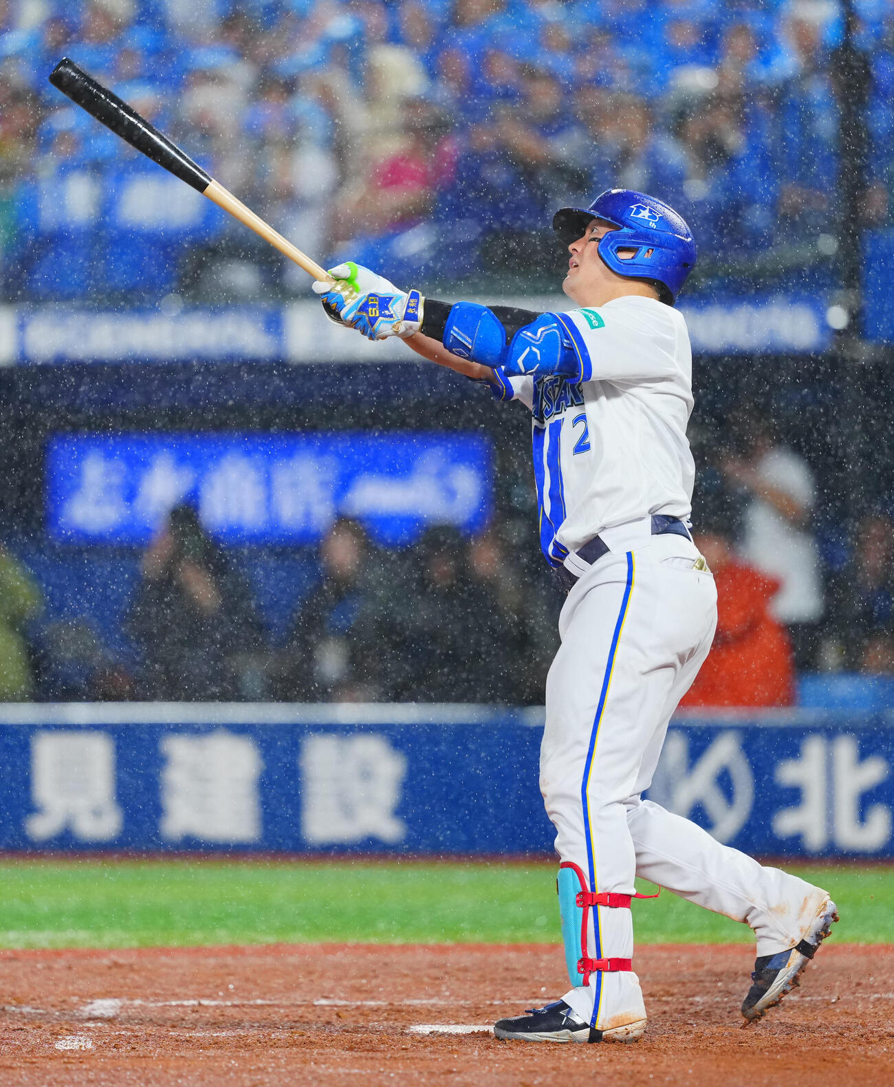 DeNA対ヤクルト　6回裏DeNA2死一、二塁、3点本塁打を放つ牧秀悟（撮影・垰建太）