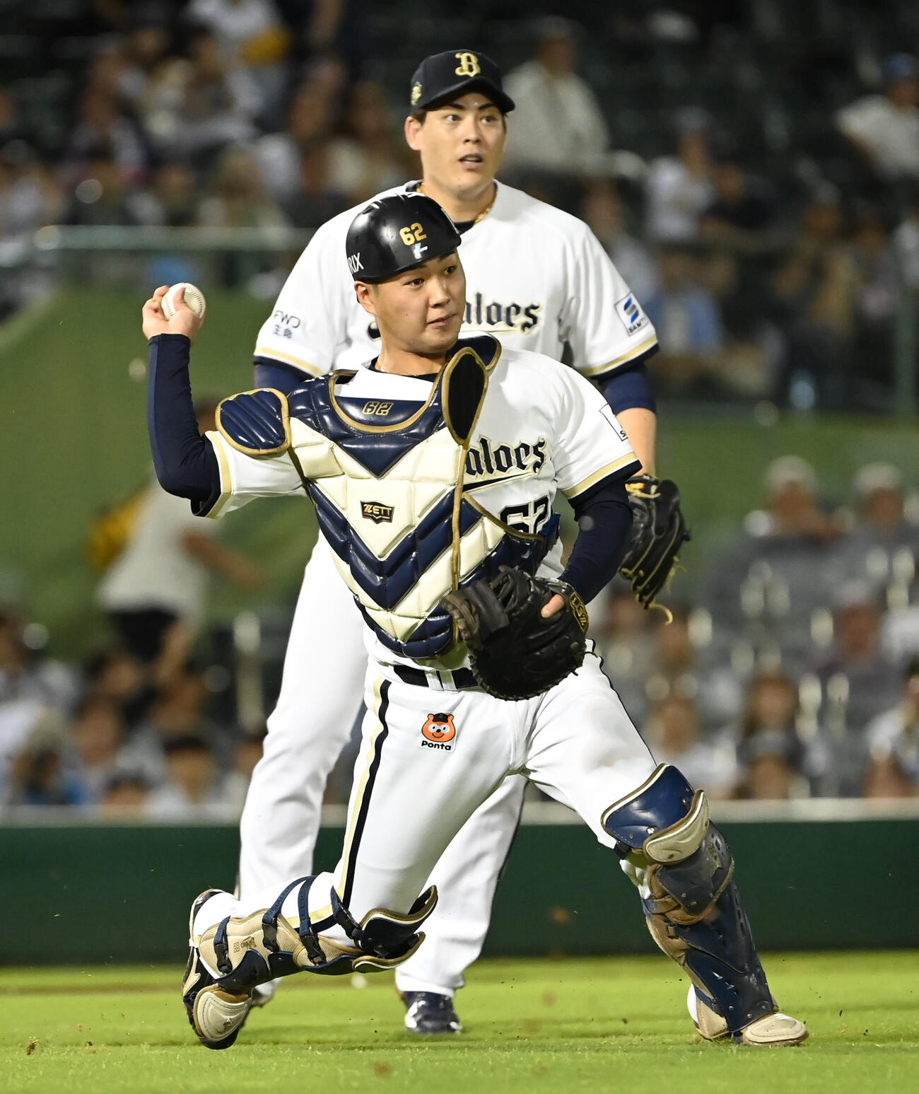 オリックス対西武　3回表西武1死一、二塁、堀柊那（手前）は小島大河の捕ゴロを一塁で送球しアウトにする（撮影・石井愛子）
