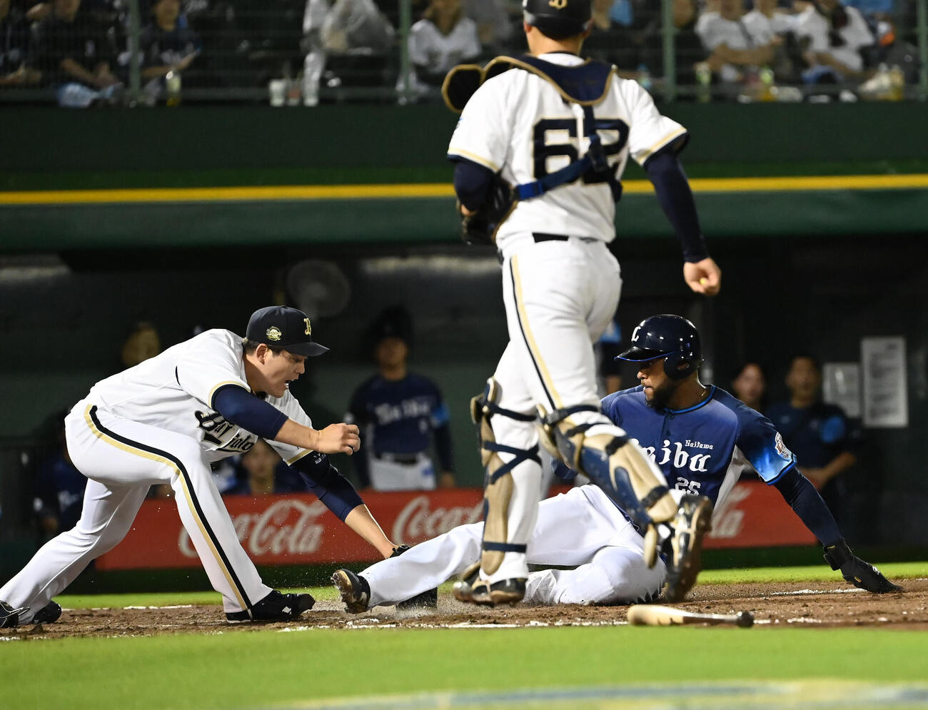 オリックス対西武　3回表西武1死一、二塁、打者小島大河の時、アレクサンダー・カナリオ（右）は走塁死となる。左はオリックス九里亜蓮（撮影・石井愛子）