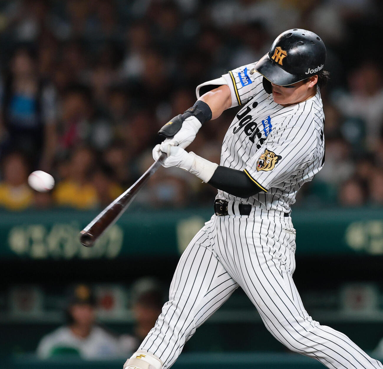 阪神対広島　7回裏阪神2死、二塁打を放つ前川右京（撮影・上山淳一）