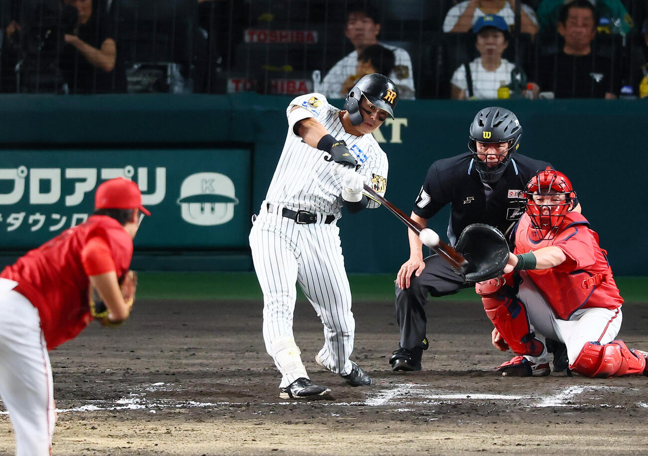 阪神対広島　7回裏阪神2死、前川右京は右越え二塁打を放つ。投手床田寛樹（撮影・加藤哉）