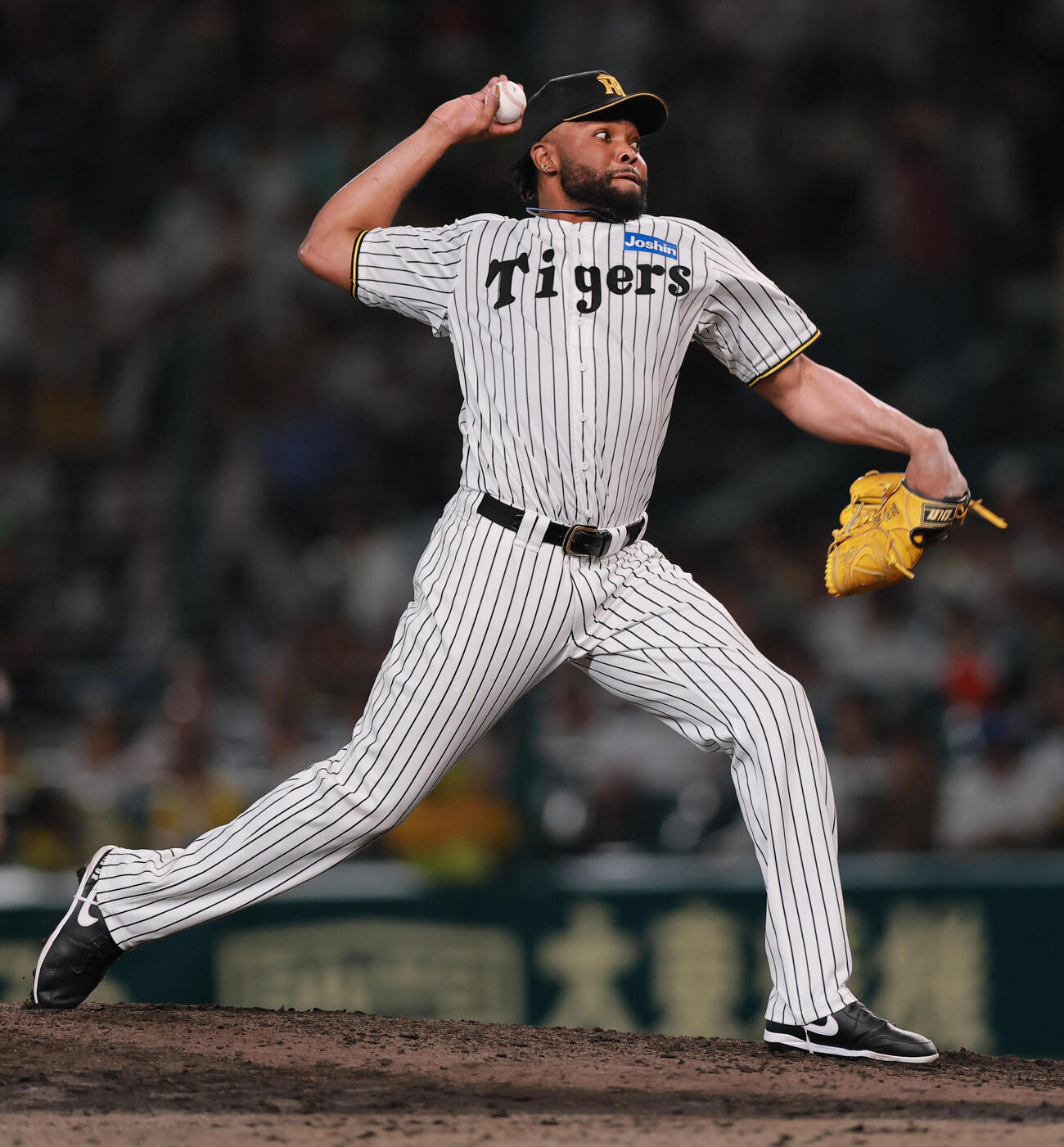 9日、9回表に登板する阪神ラファエル・ドリス