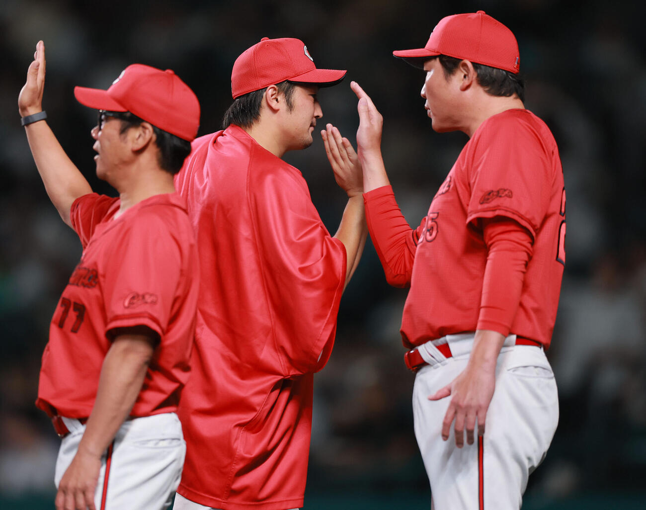 阪神対広島　阪神に勝利し、床田寛樹（中央）とタッチをかわす新井貴浩監督（撮影・上山淳一）