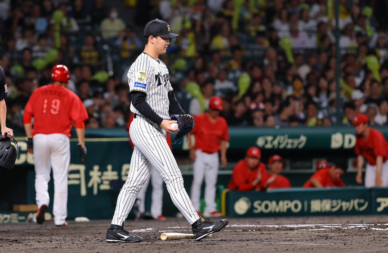 阪神対広島　7回表広島1死一、二塁、木下里都は菊池涼介に先制適時二塁打を浴び床田寛樹（左）の生還を許す（撮影・上田博志）