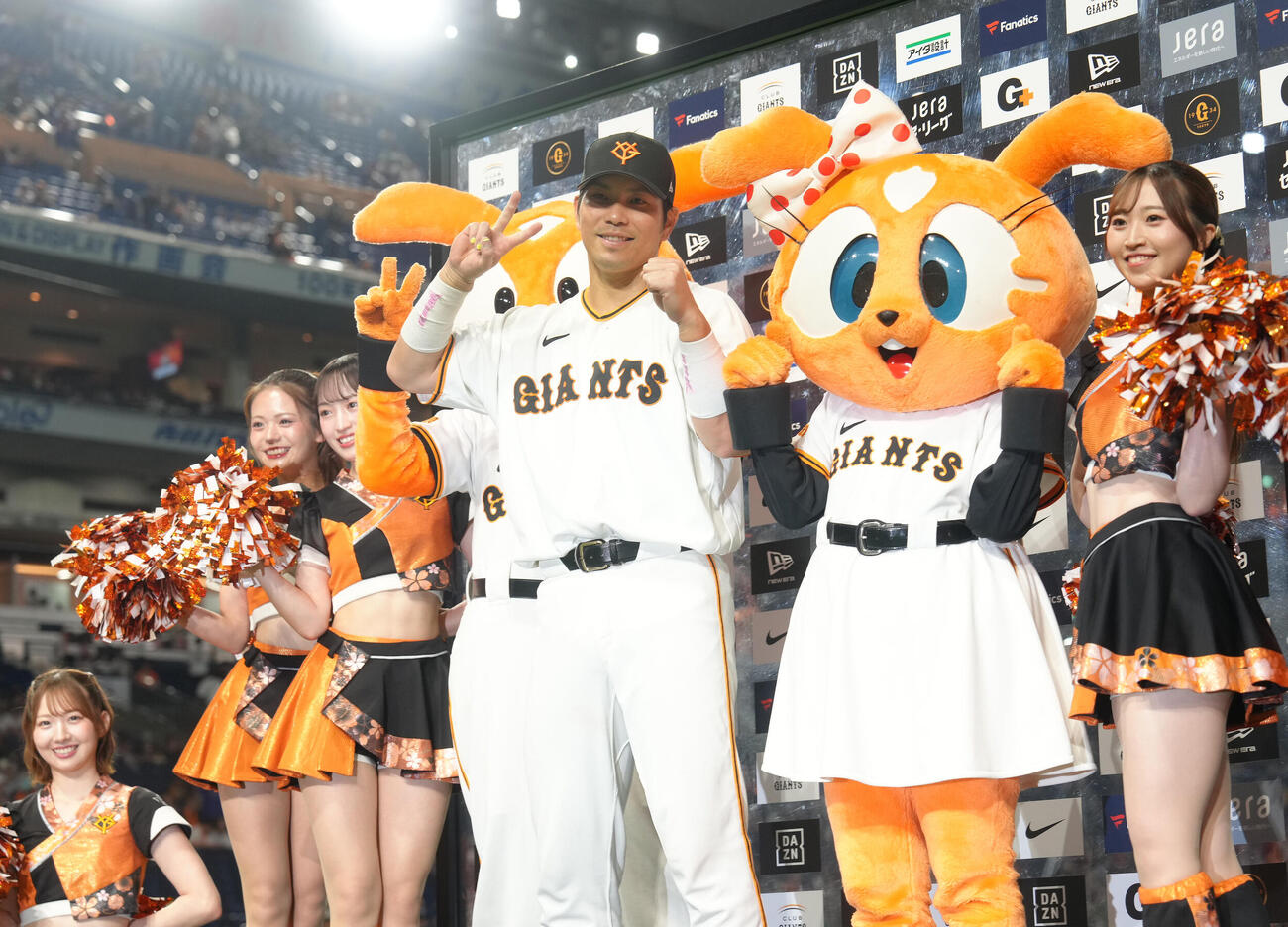 巨人対中日　お立ち台で笑顔を見せる巨人大城卓三（撮影・足立雅史）