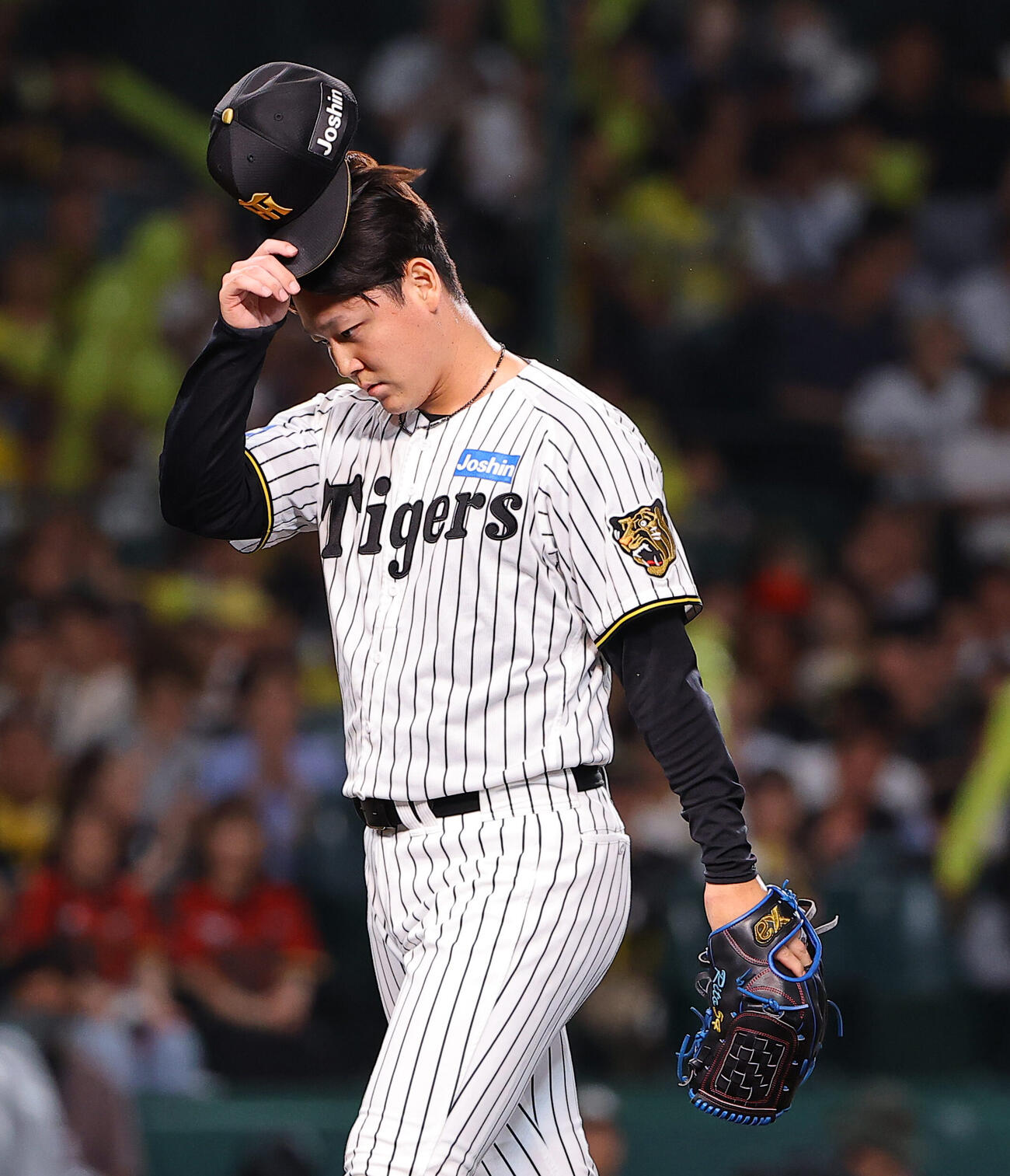 阪神対広島　7回、3失点した木下里都はベンチに引き揚げる（撮影・上田博志）