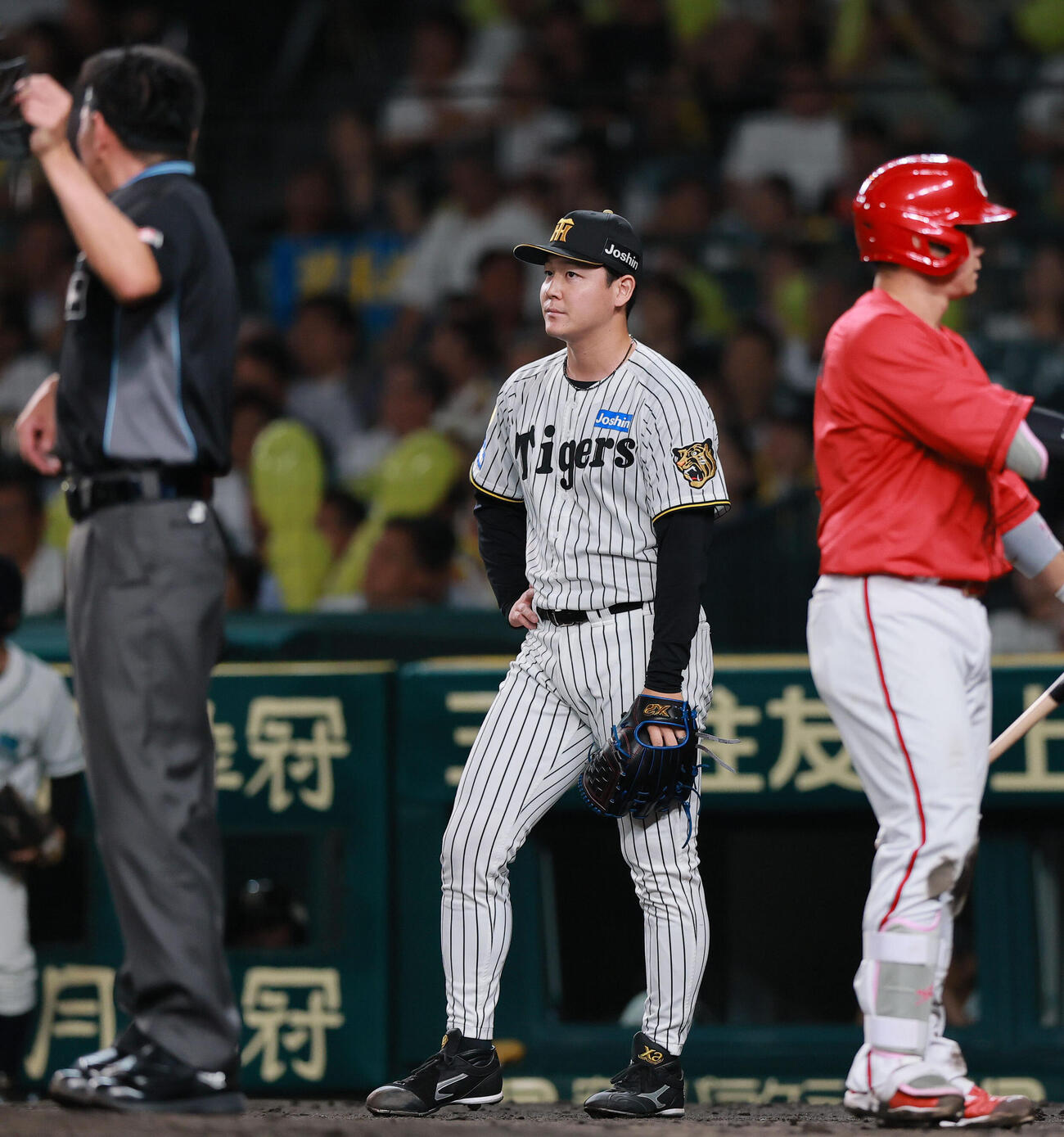 阪神対広島　7回表広島1死二、三塁、木下里都（中央）は中村奨成に2点適時打をを浴びる（撮影・上山淳一）
