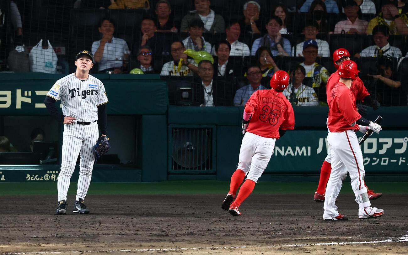 阪神対広島　7回表広島1死二、三塁、木下里都は中村奨成に2点左前適時打を打たれ失点する（撮影・加藤哉）