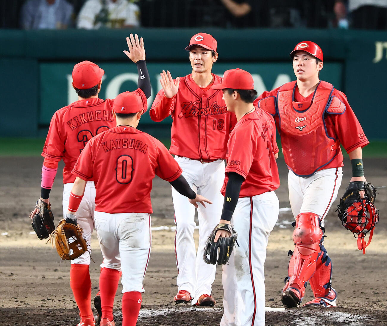 阪神対広島　阪神に勝利しマウンドでナインとタッチする広島森浦大輔（撮影・加藤哉）