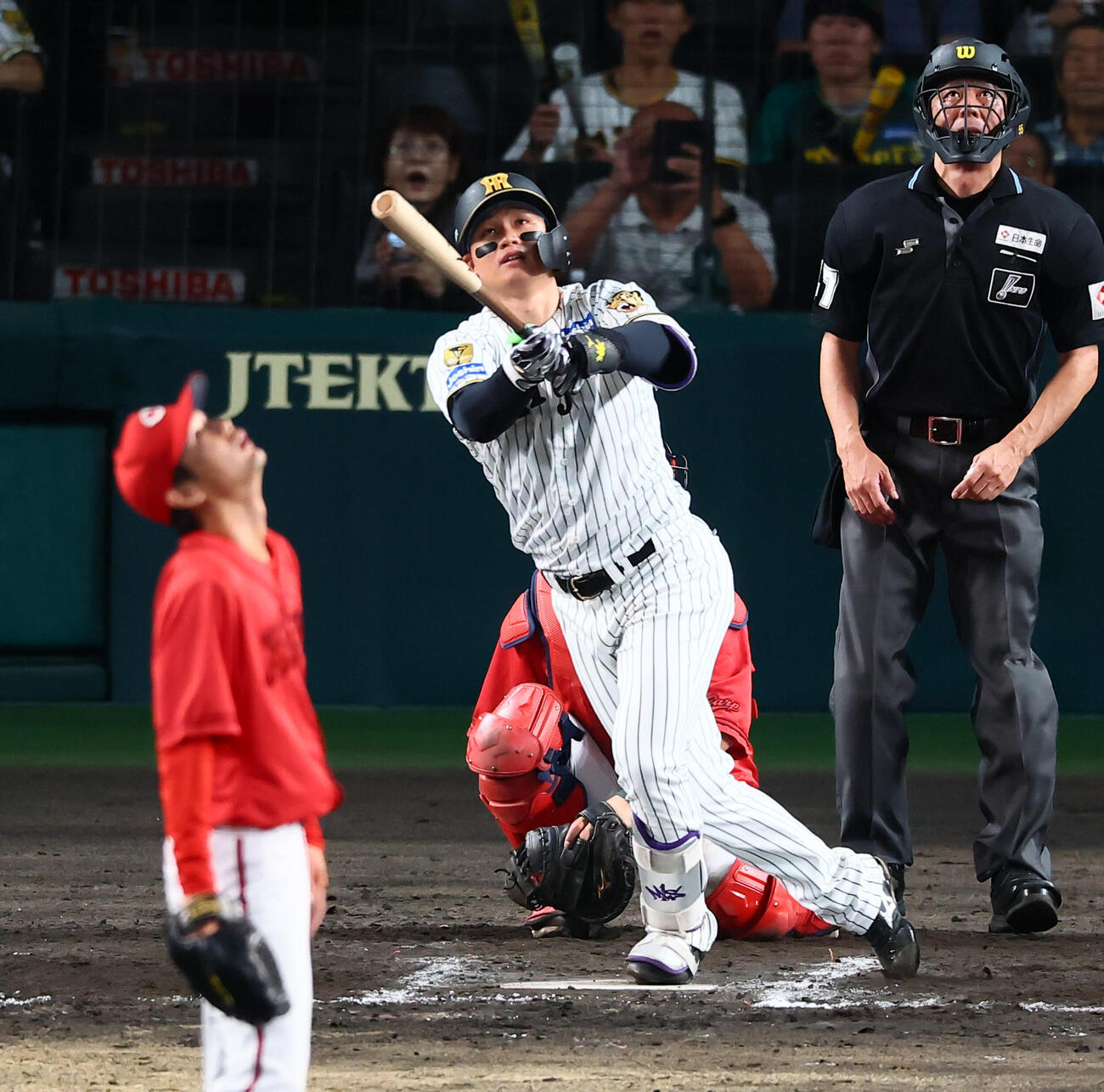 阪神対広島　9回裏阪神1死、森下翔太は中越えに33号本塁打を放つ。投手森浦大輔（撮影・加藤哉）