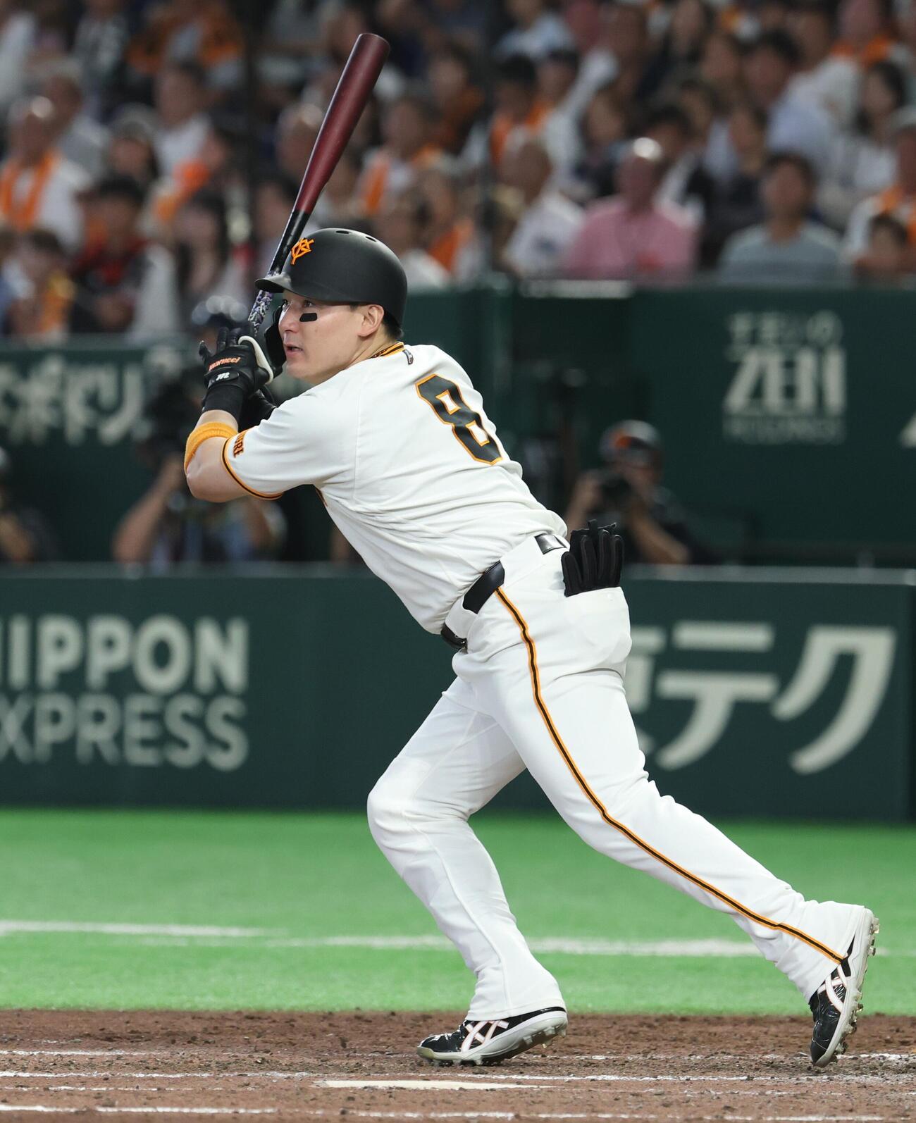 巨人対中日　5回裏巨人2死二塁、適時二塁打を放つ丸佳浩（撮影・黒川智章）