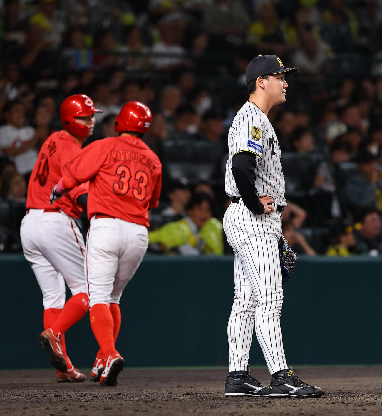 阪神対広島　7回表広島1死二、三塁、木下里都（右）は中村奨成の適時打で大盛穂（左）と菊池涼介の生還を許す（撮影・上田博志）