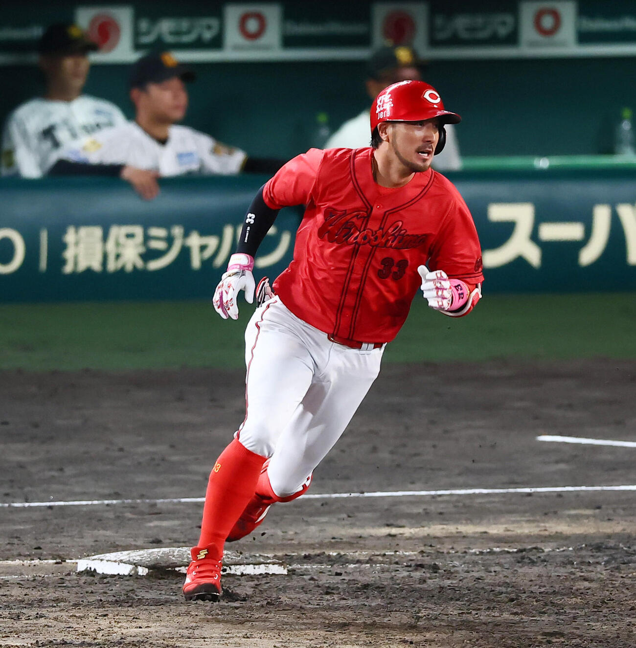 阪神対広島　7回表広島1死一、二塁、菊池涼介は左線適時二塁打を放つ（撮影・加藤哉）