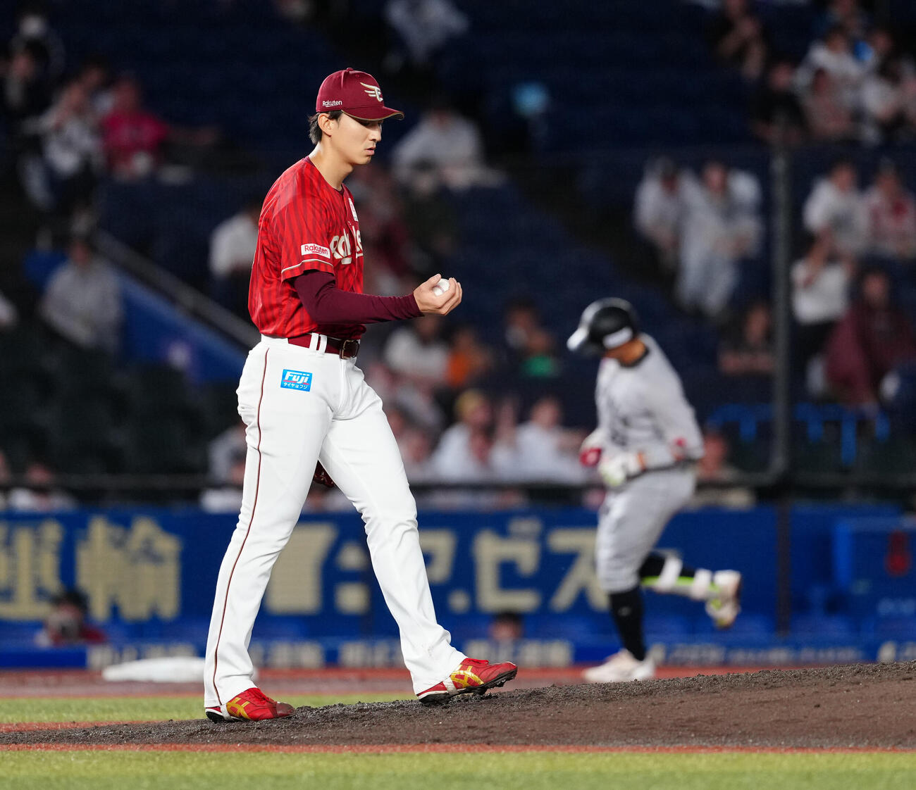ロッテ対楽天　2回裏ロッテ無死、佐藤都志也にソロ本塁打を浴び、うつむく荘司康誠（撮影・鈴木みどり）