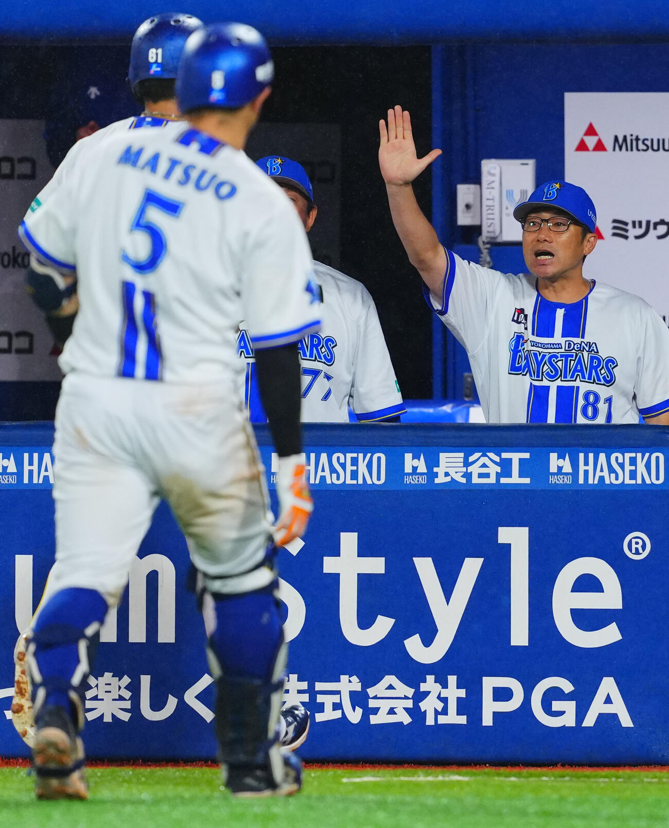 DeNA対ヤクルト　3回裏DeNA1死二、三塁、宮崎敏郎の犠飛に喜ぶ相川亮二監督（右）（撮影・垰建太）
