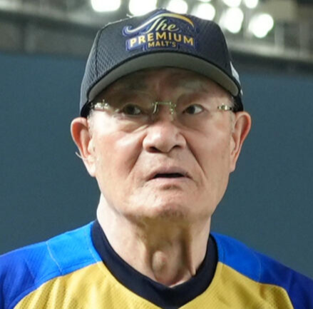 ザ・プレミアム・モルツ球団対ドリーム・ヒーローズ　試合前の練習を見守る張本勲さん（2025年8月4日）
