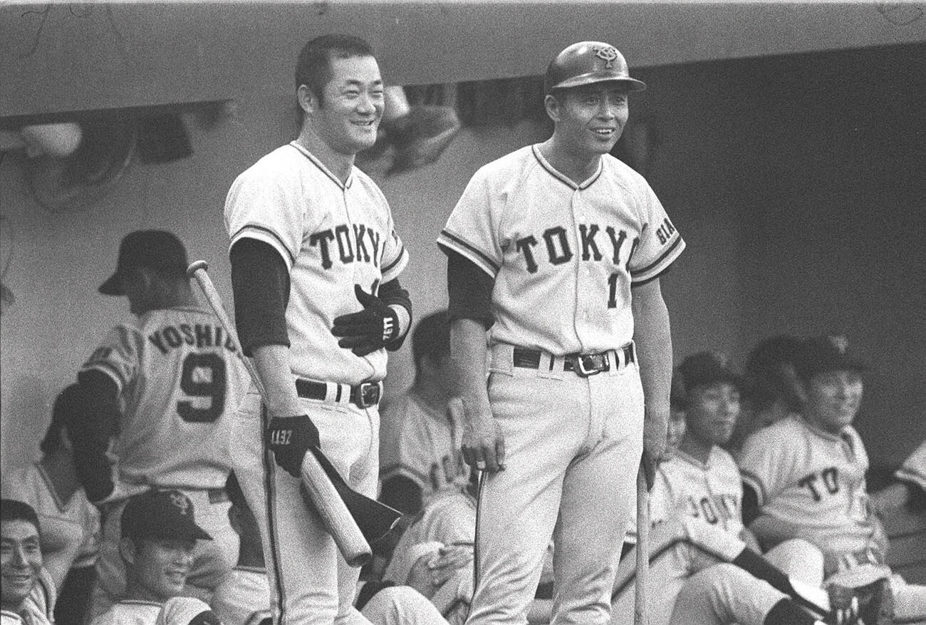 1976年8月、広島対巨人　試合前、ベンチ前で明るい表情の張本勲（左）と王貞治