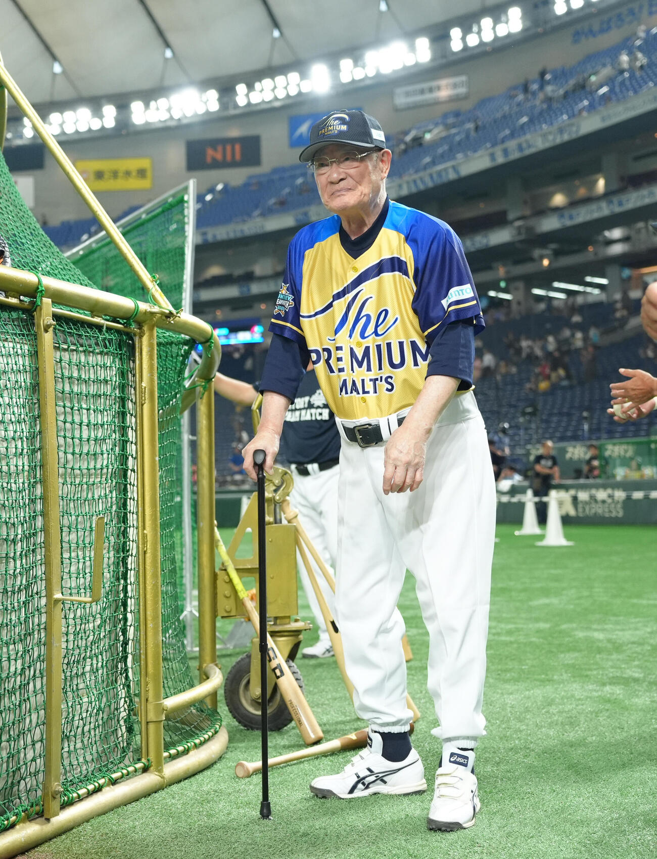 ザ・プレミアム・モルツ球団対ドリーム・ヒーローズ　試合前の練習を見守るザ・プレミアム・モルツ球団張本GM（2025年8月撮影）