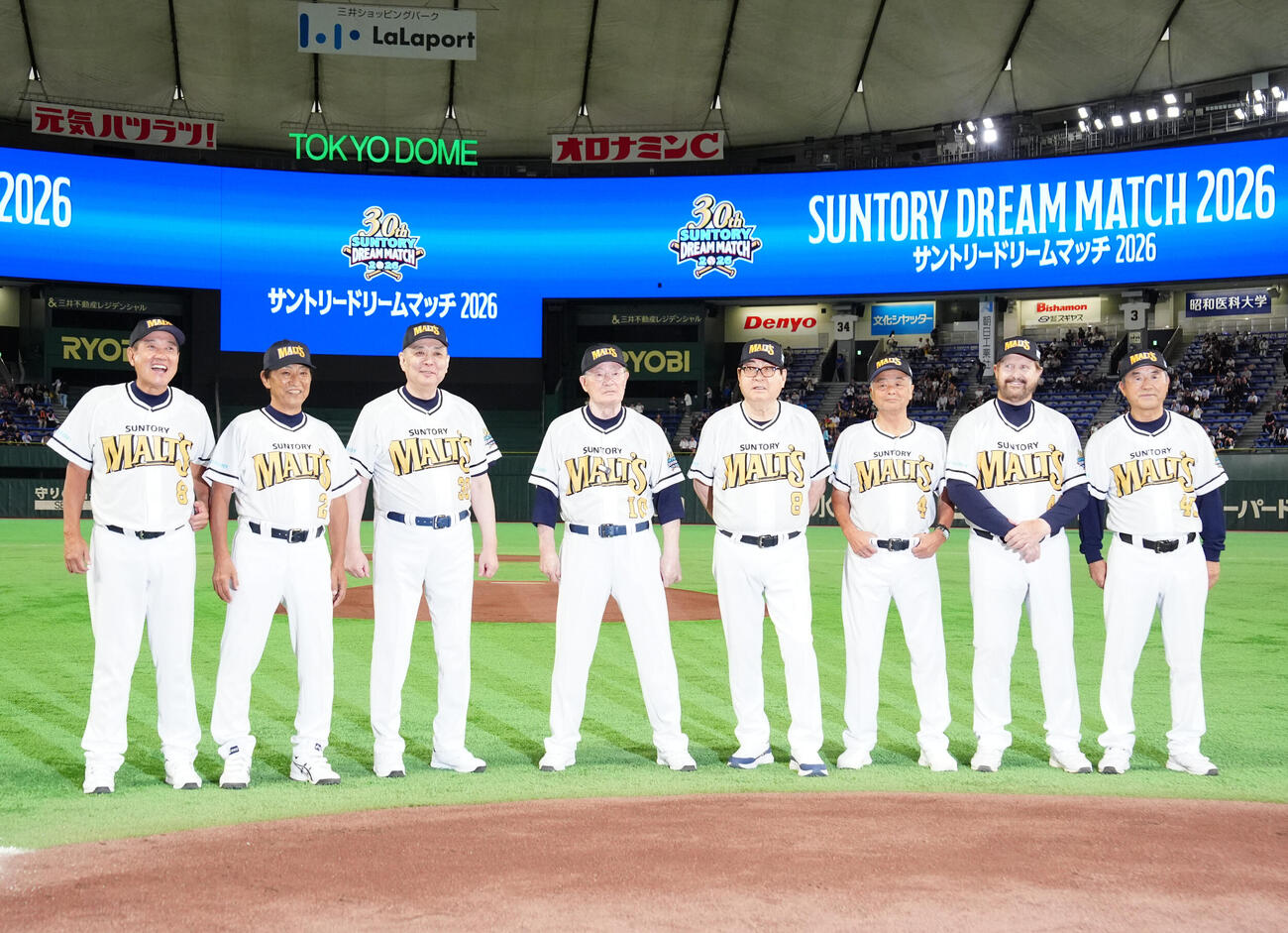 ザ・プレミアム・モルツ球団対ドリーム・ヒーローズ　写真に納まるレジェンド選手。左か原辰徳氏、田尾安志氏、江川卓氏、張本勲氏、山本浩二氏、川藤幸三氏、ランディ・バース氏、達川光男氏（2026年7月27日）