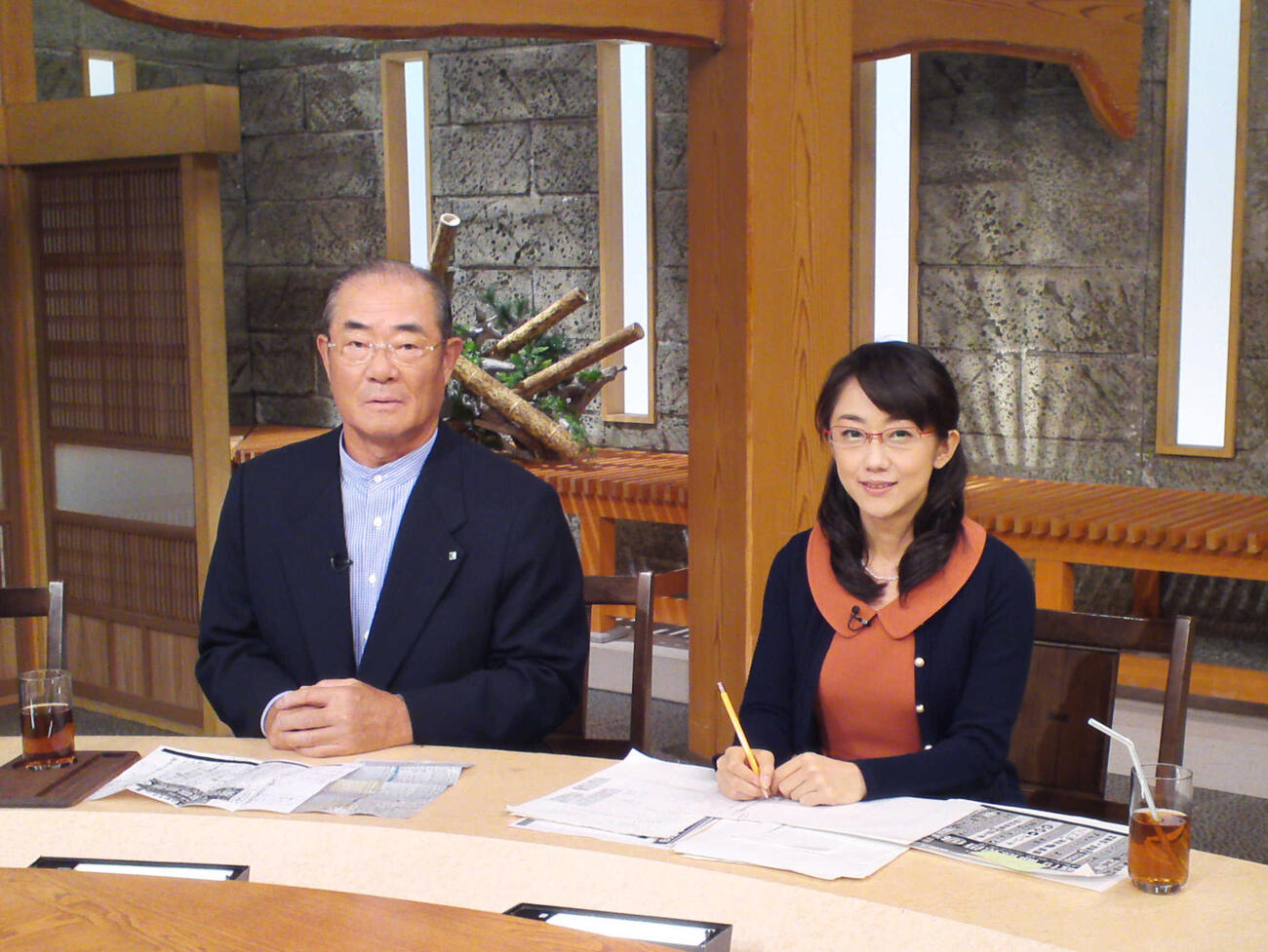 TBS「サンデーモーニング」のスポーツコーナーを担当する唐橋ユミさん（右）と張本勲さん＝2011年11月、東京都港区（共同）
