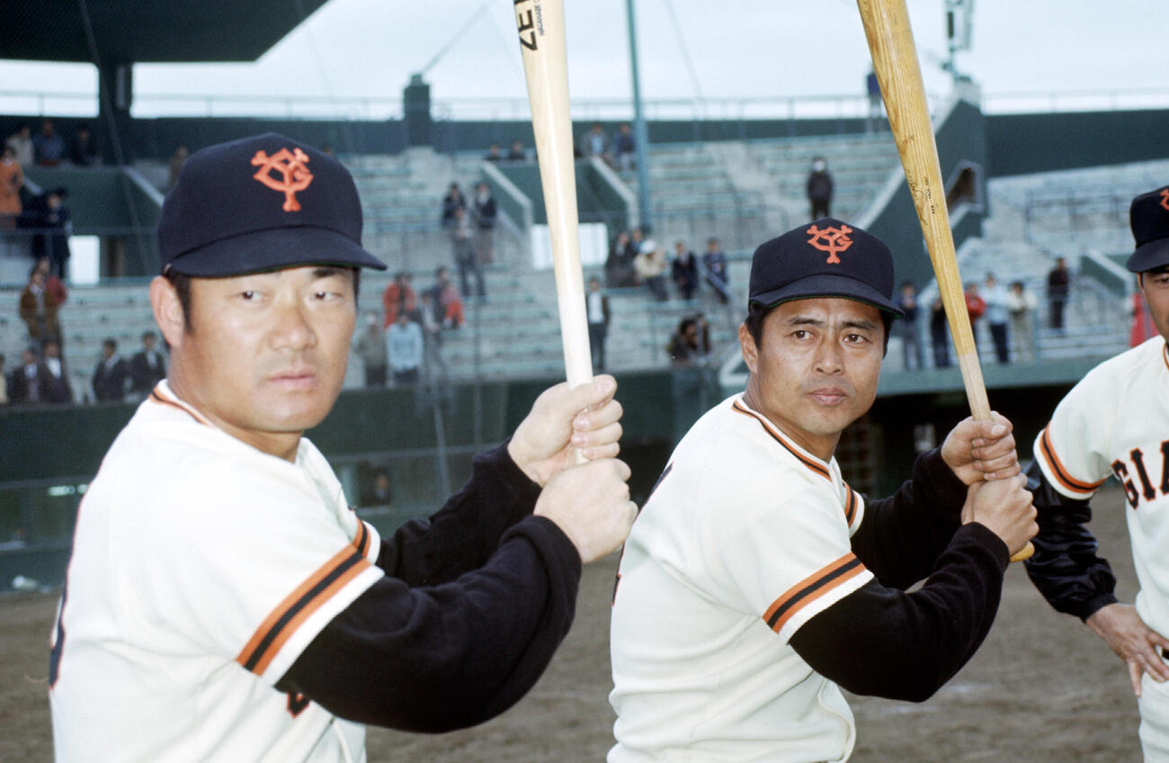 1977年、巨人宮崎キャンプ　並んでバットを構える王貞治（右）と張本勲