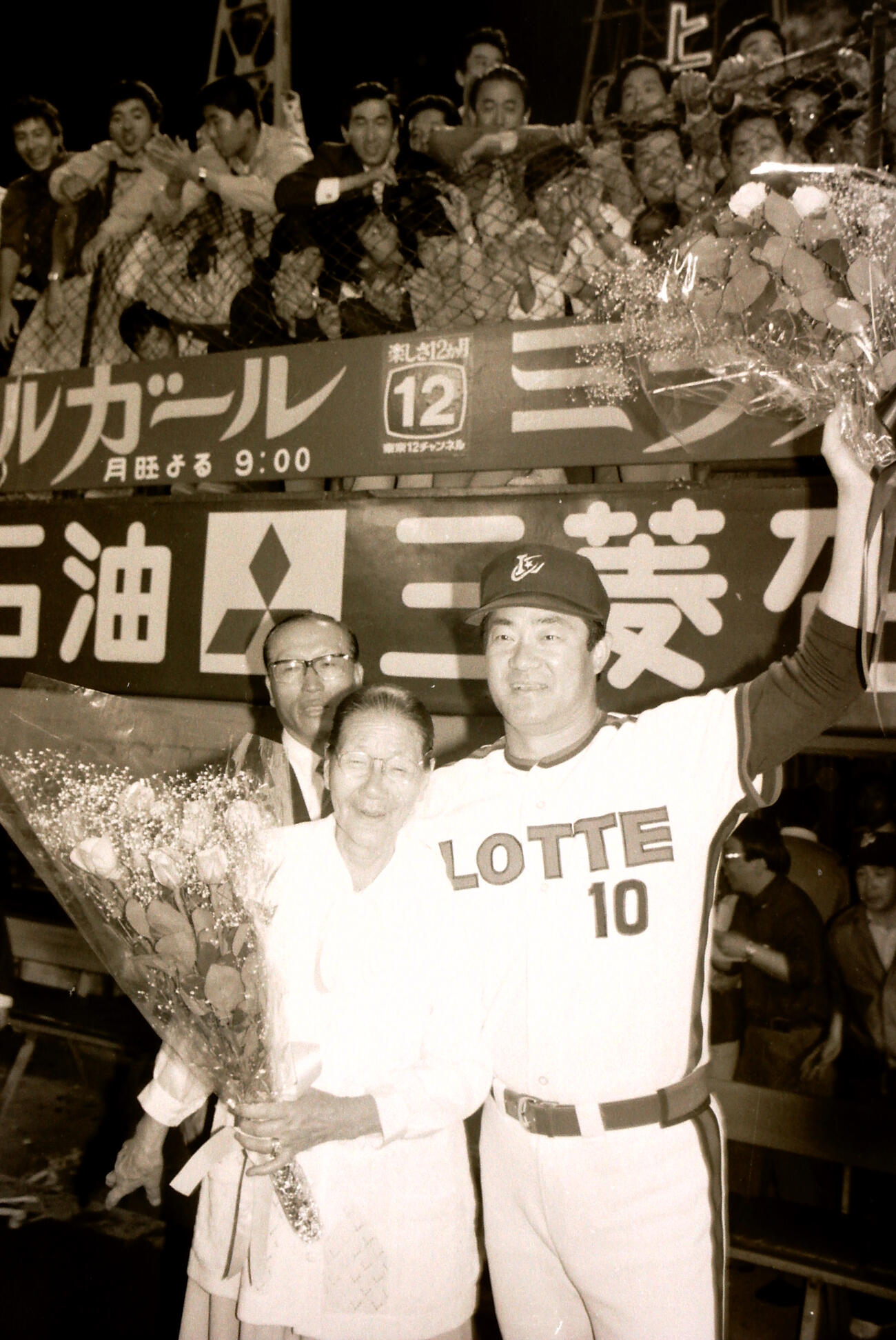 1980年5月、ロッテ対阪急　ロッテ張本勲（右）は3000本安打達成し、母の南田さんと記念撮影