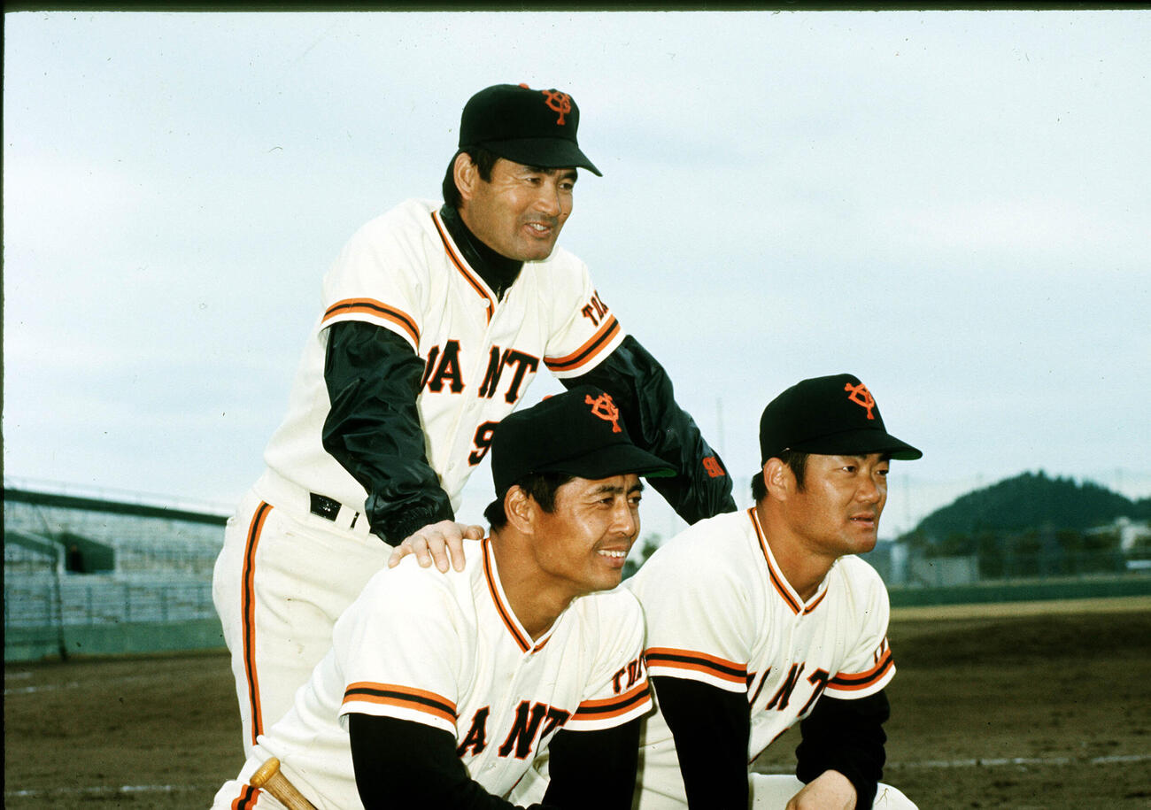 1976年、王貞治（前列左）と長嶋茂雄監督（後列）と記念撮影する張本勲