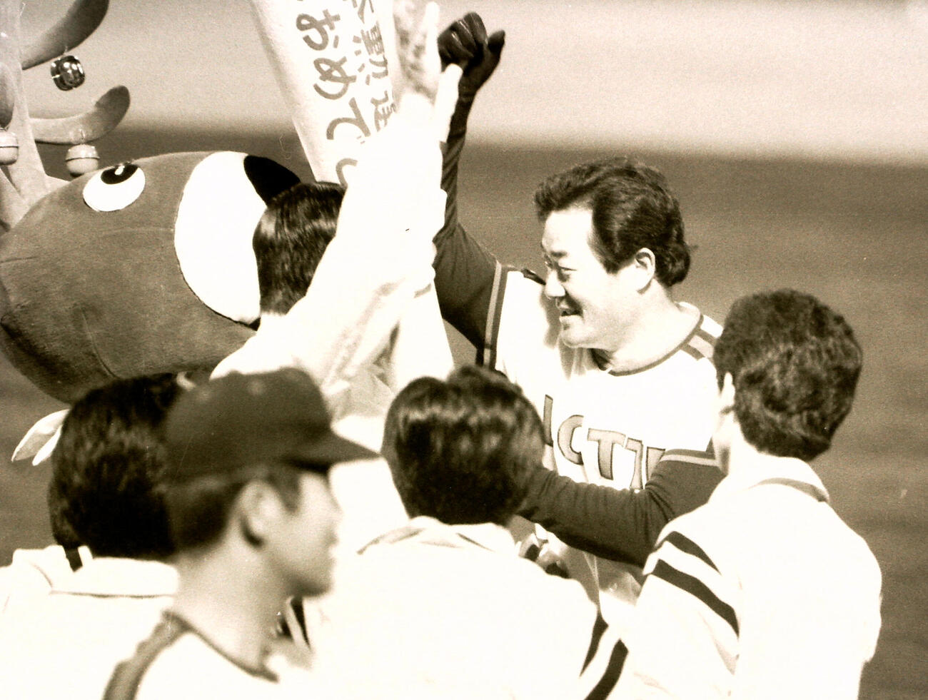1980年5月、ロッテ対阪急　ロッテ張本勲（右）は右越え本塁打で3000本安打達成し、マスコットとハイタッチ