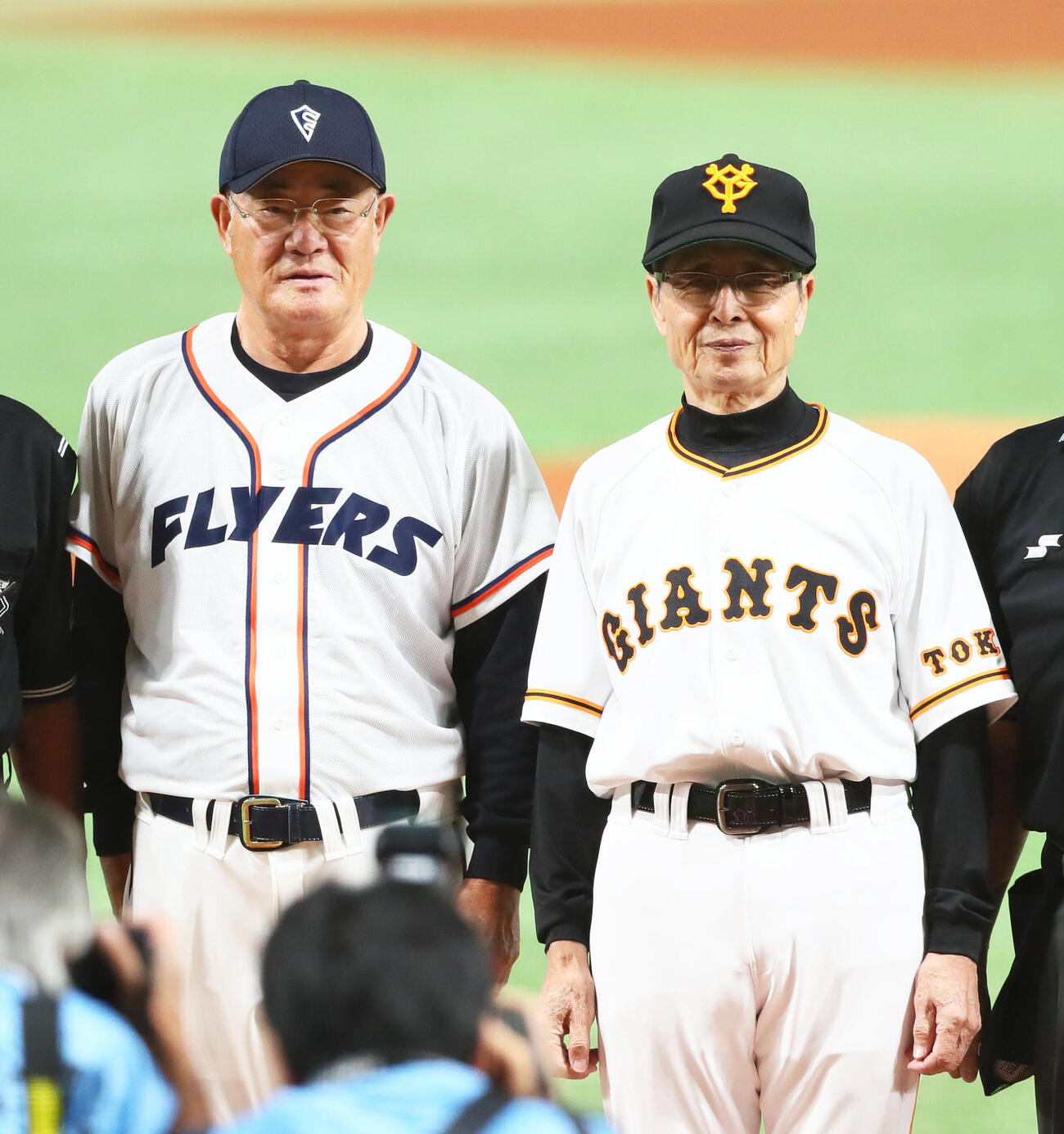2018年11月、名球会ベースボールフェスティバル2018　全セ対全パ　試合前に記念撮影する全セの王貞治監督（右）と全パの張本勲監督