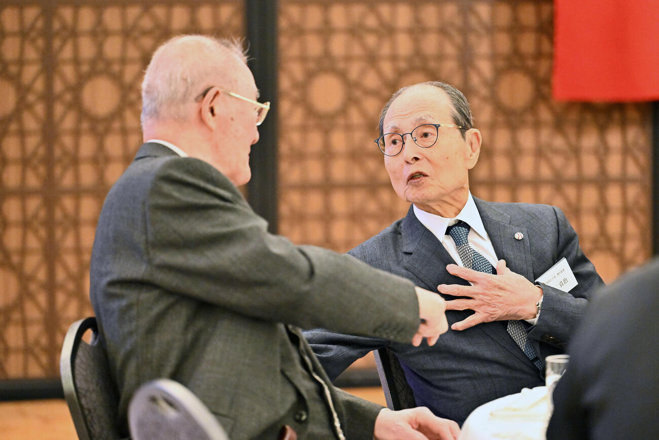 2025年12月、読売巨人軍OB会総会で王氏（右）は張本氏と談笑する