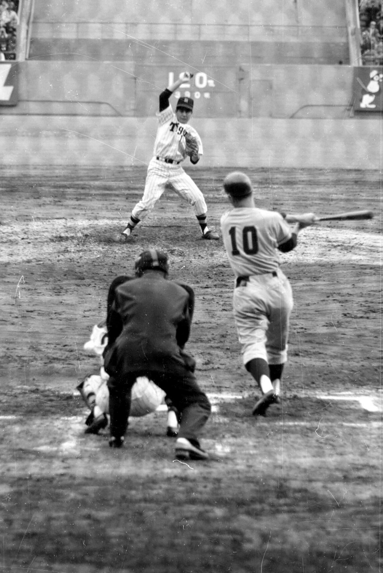 1962年10月、日本シリーズ阪神対東映　阪神村山実と対戦する東映張本勲