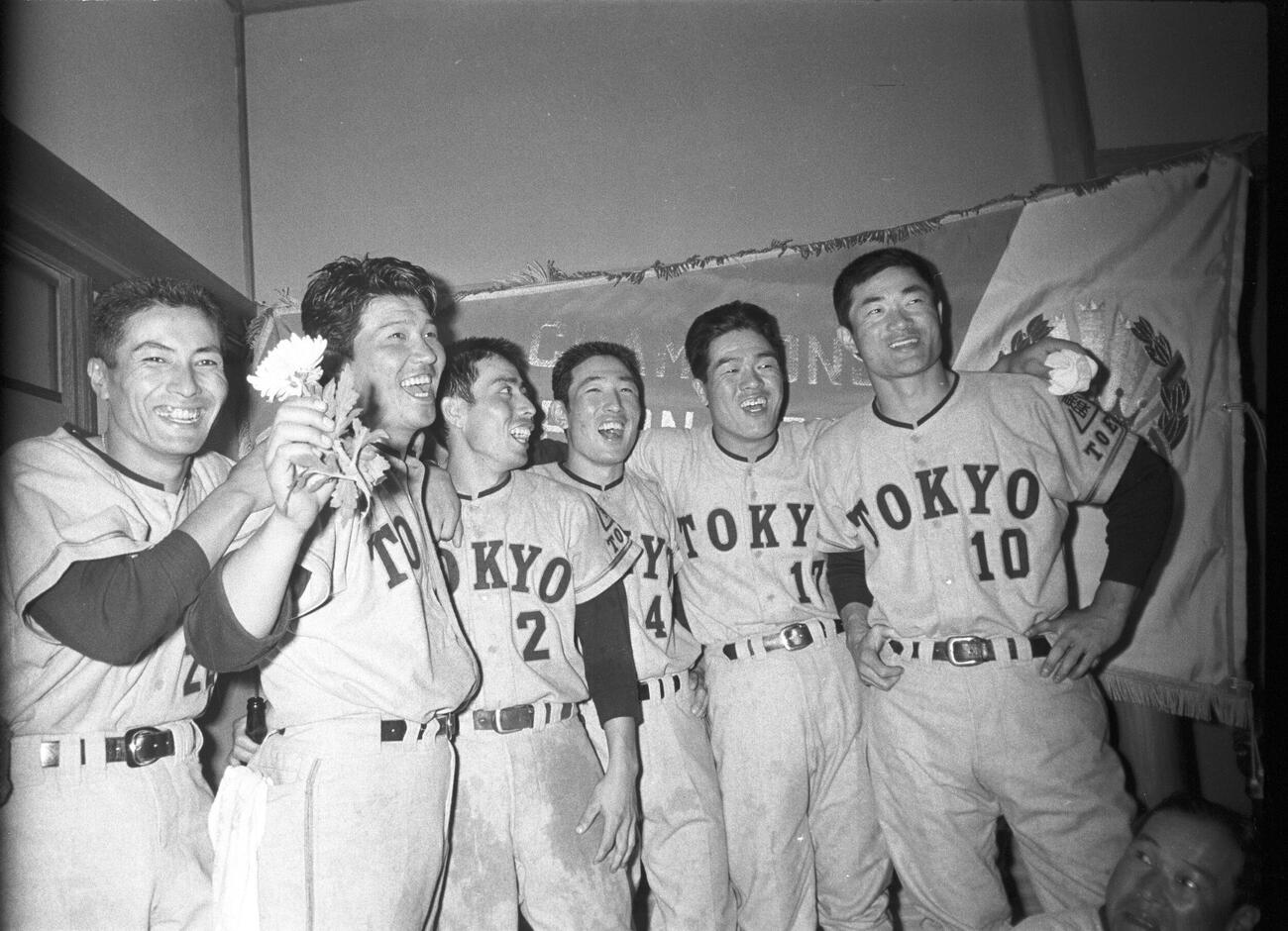 62年10月、日本一祝勝会で笑顔を見せる（左から2人目）。右端は張本
