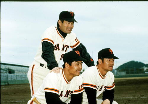 1976年、王貞治(前列左)と長嶋茂雄監督(後列)と記念撮影する張本勲
