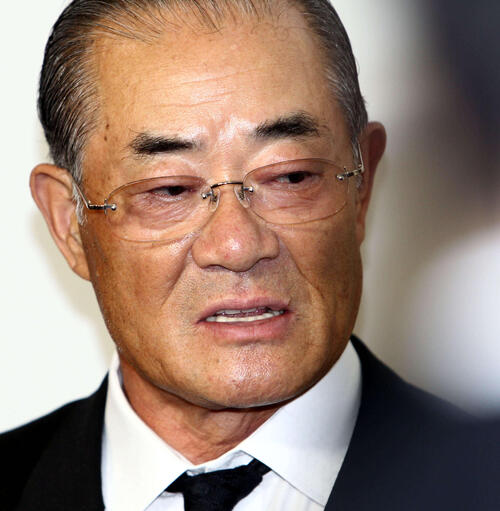 2010年10月、大沢啓二氏の通夜で報道陣の質問に答える張本勲氏