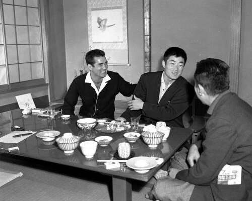 1961年9月、本紙企画で巨人長嶋茂雄(左)と対談する東映張本勲