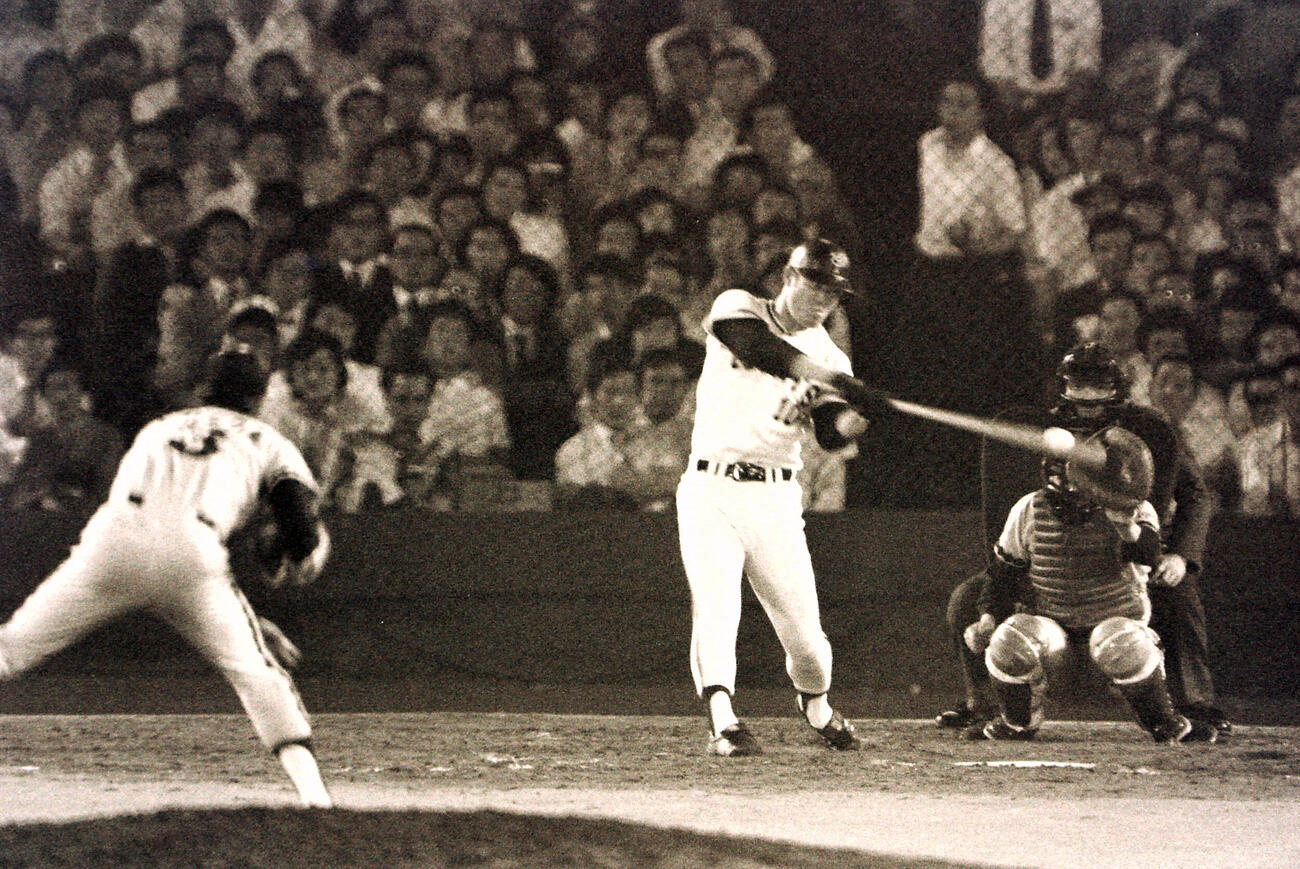 1976年6月、巨人対阪神　中前打で2500安打とする張本勲