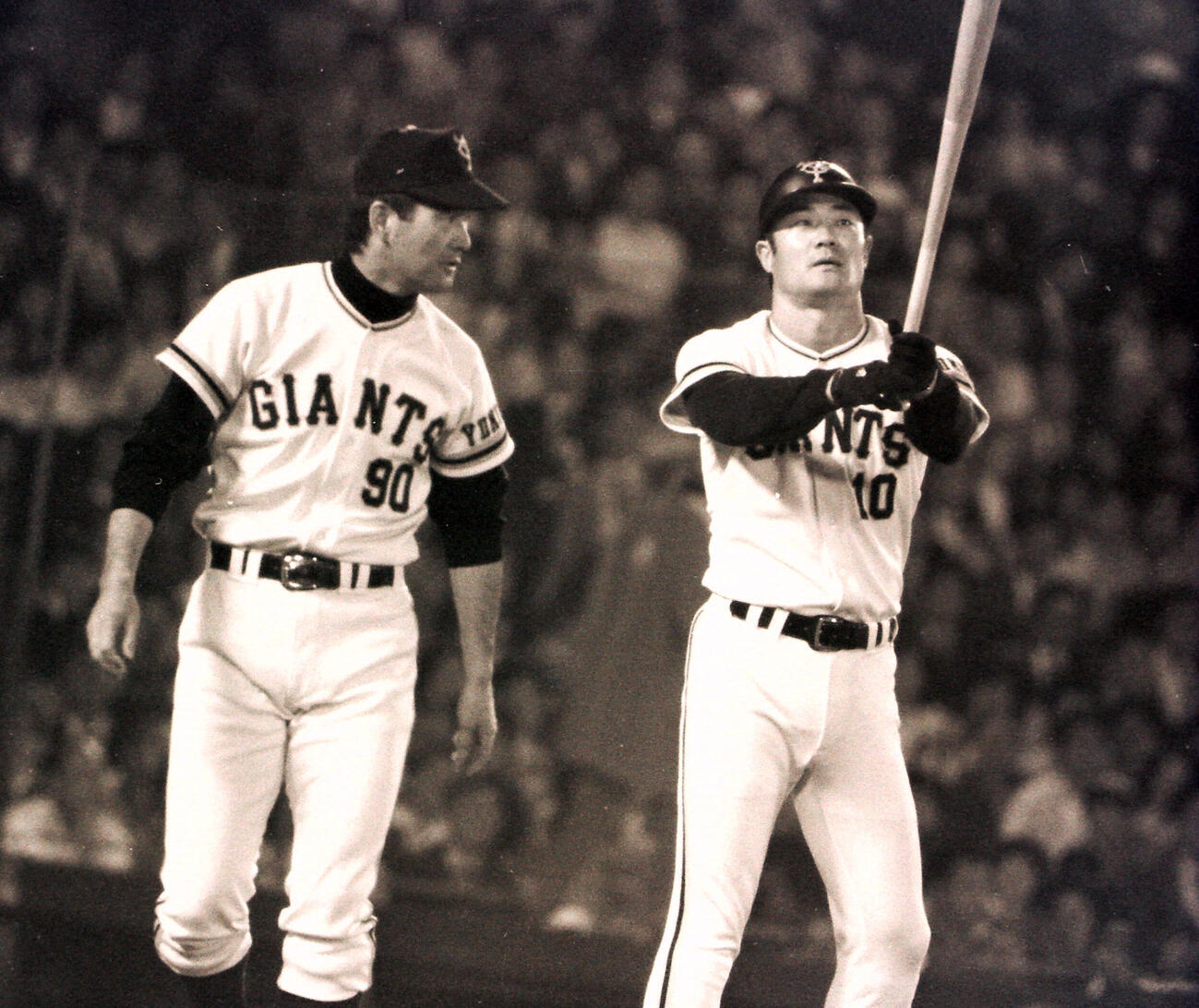 1976年5月、巨人対広島　長嶋茂雄監督（左）と張本勲