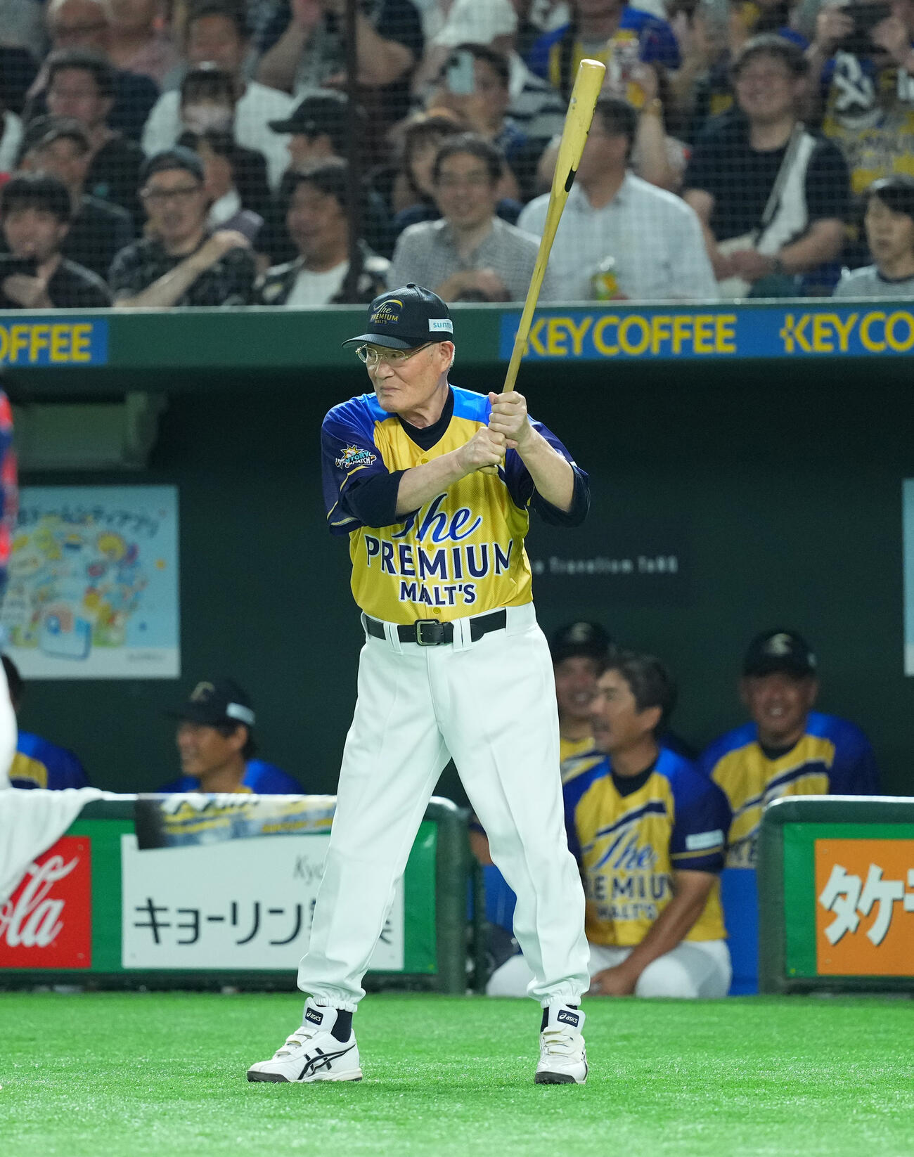 「サントリードリームマッチ2025」　バットを手に登場する張本勲さん（2025年8月撮影）