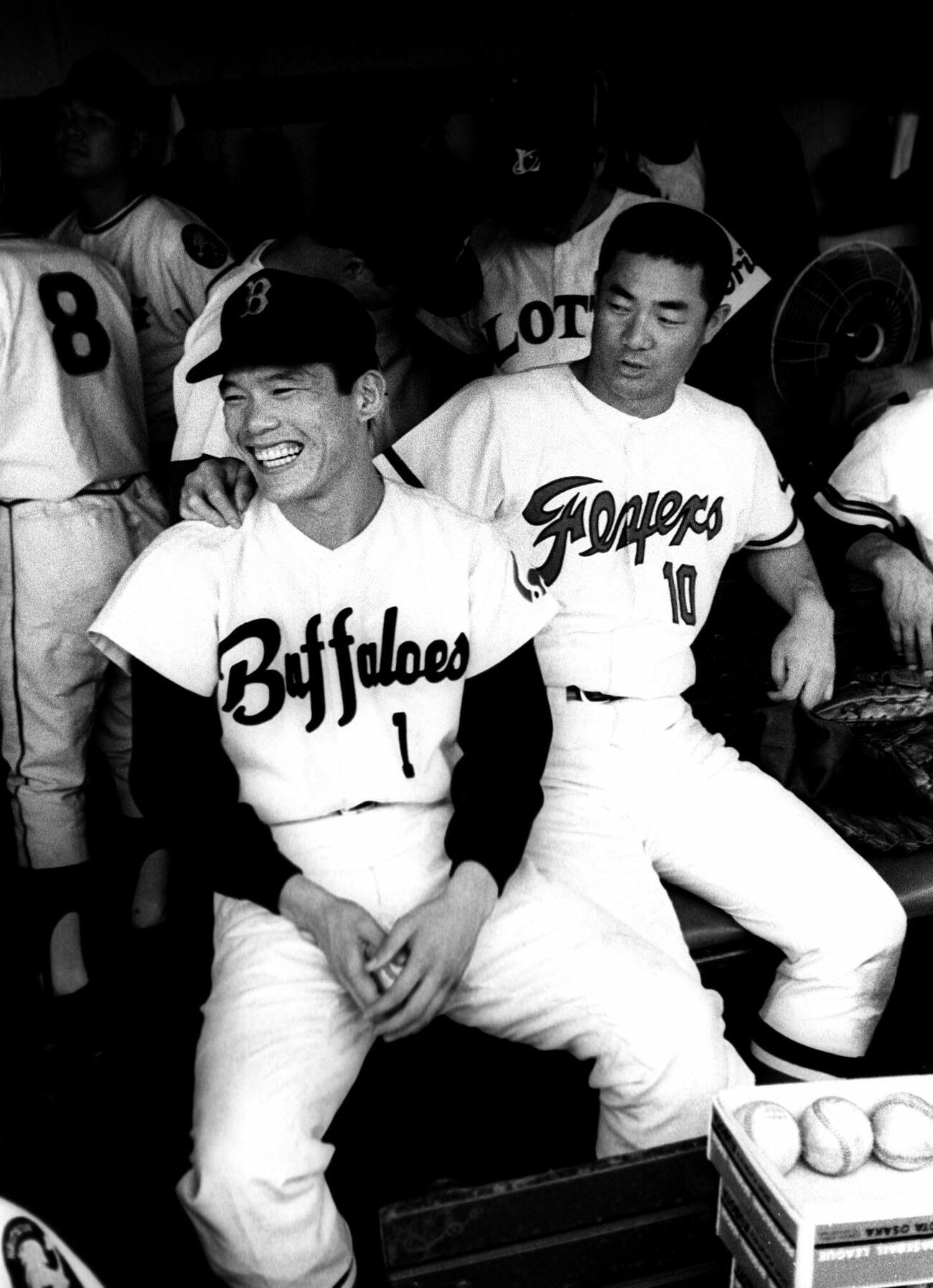 1969年オールスター第3戦　近鉄・鈴木啓示（左）と東映・張本勲