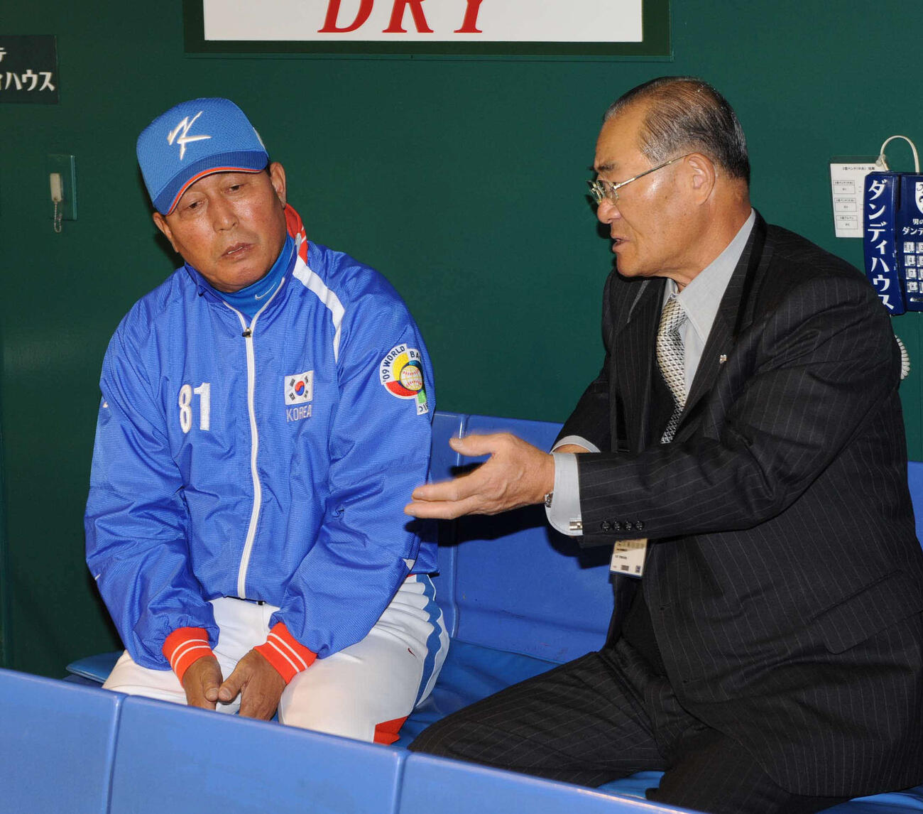 第2回WBC第1R　韓国対台湾　試合前のベンチで談笑する韓国金寅植監督（左）と張本勲氏（2009年3月撮影）