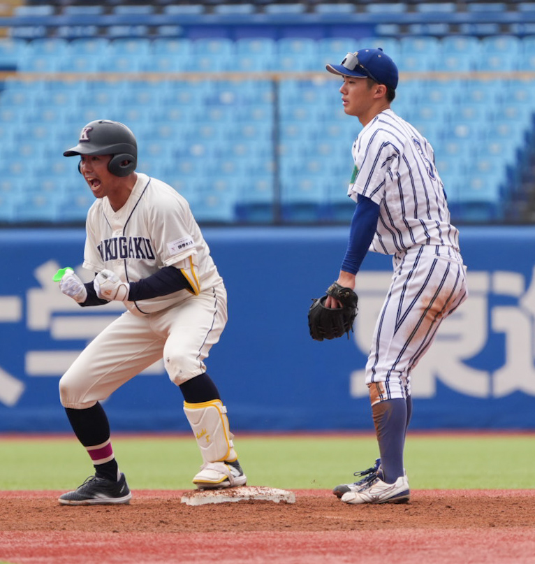 立正大対国学院大　3回裏国学院大2死二塁、赤堀颯（左）は同点の右適時二塁打を放ちガッツポーズする（撮影・小沢裕）　♯東京・神宮球場　東都大学野球秋季一部リーグ戦　＝2026年9月10日