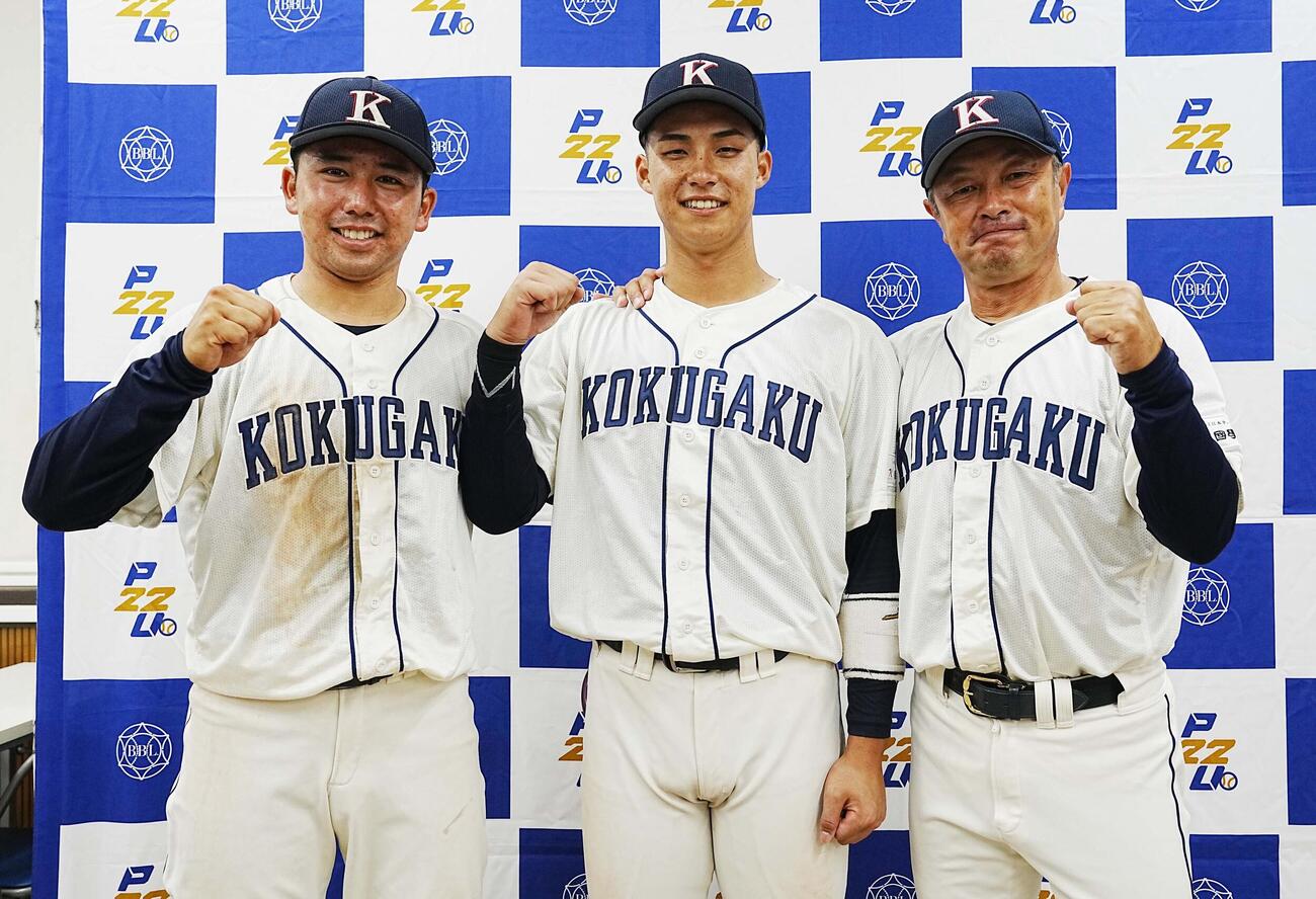 立正大から勝ち点を挙げガッツポーズする国学院大の、左から赤堀颯、石野蓮授、鳥山泰孝監督（撮影・小沢裕）