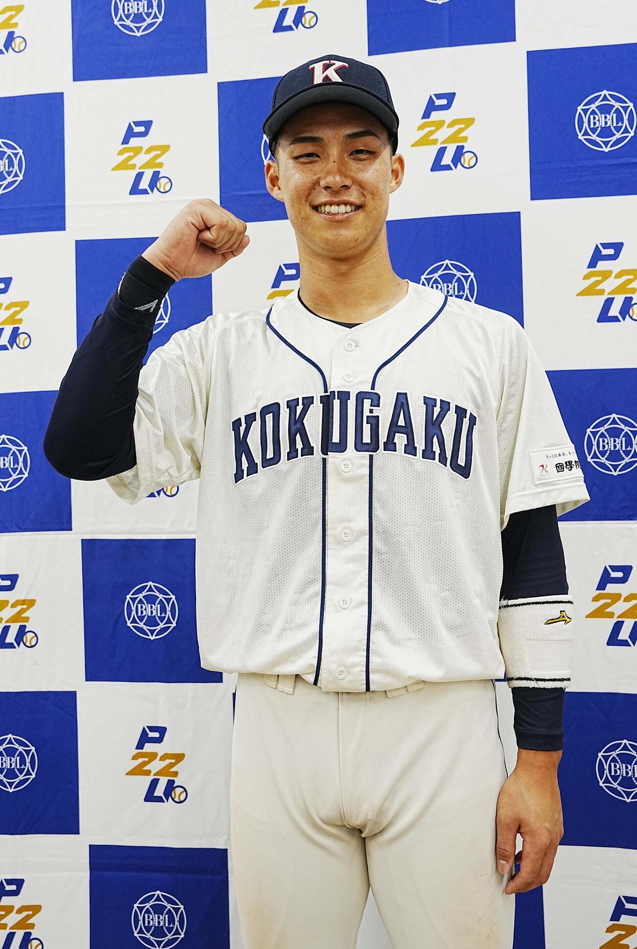 サヨナラ本塁打を放ちガッツポーズする国学院大・石野蓮授（撮影・小沢裕）