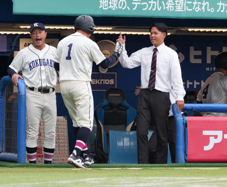 立正大対国学院大　3回裏国学院大2死満塁、石野蓮授の左前勝ち越し適時打で生還した赤堀颯は鳥山泰孝監督（左）の祝福を受ける（撮影・小沢裕）　♯東京・神宮球場　東都大学野球秋季一部リーグ戦　＝2026年9月10日