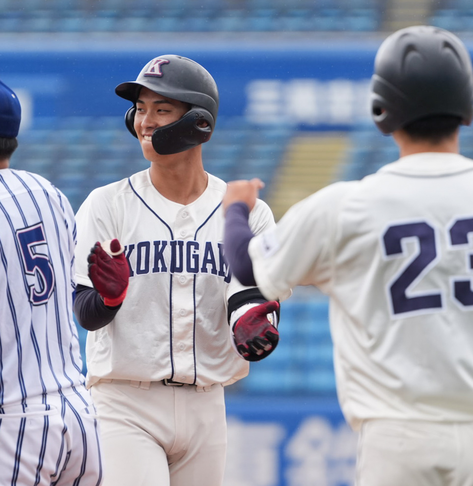 立正大対国学院大　3回裏国学院大2死満塁、石野蓮授は左前に勝ち越しの2点適時打を放ち笑顔を見せる（撮影・小沢裕）　♯東京・神宮球場　東都大学野球秋季一部リーグ戦　＝2026年9月10日