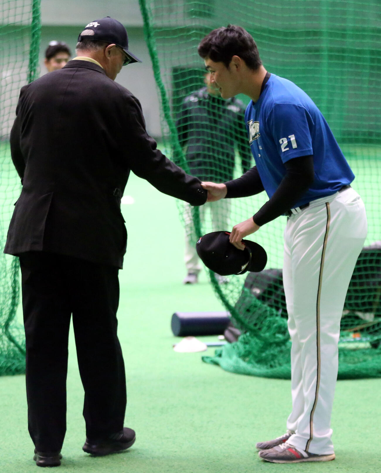 2018年2月、室内練習場で視察に来た張本氏（左）にあいさつをする清宮