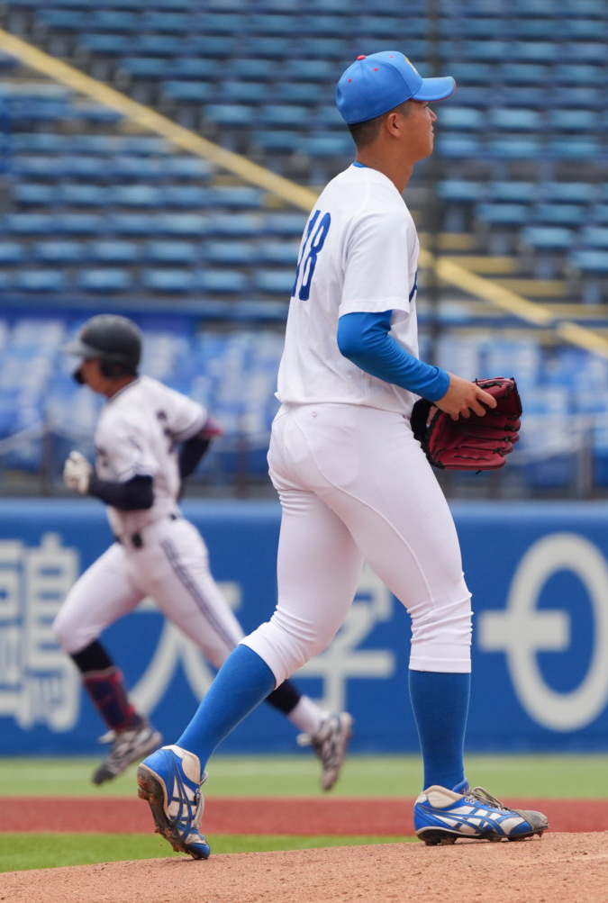 中大対青学大　4回表中大2死一、二塁、青学大先発の鈴木泰成は佐藤壱聖（左）に右越えの逆転3点本塁打を許す（撮影・小沢裕）　♯東京・神宮球場　東都大学野球秋季一部リーグ戦　