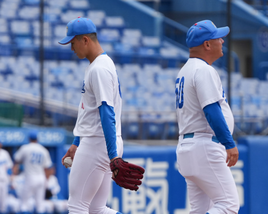 中大対青学大　9回表中大1死一、二塁、佐々木琉生の適時打などで追加点を許し降板する青学大先発の鈴木泰成。右は安藤寧則監督（撮影・小沢裕）　♯東京・神宮球場　東都大学野球秋季一部リーグ戦　