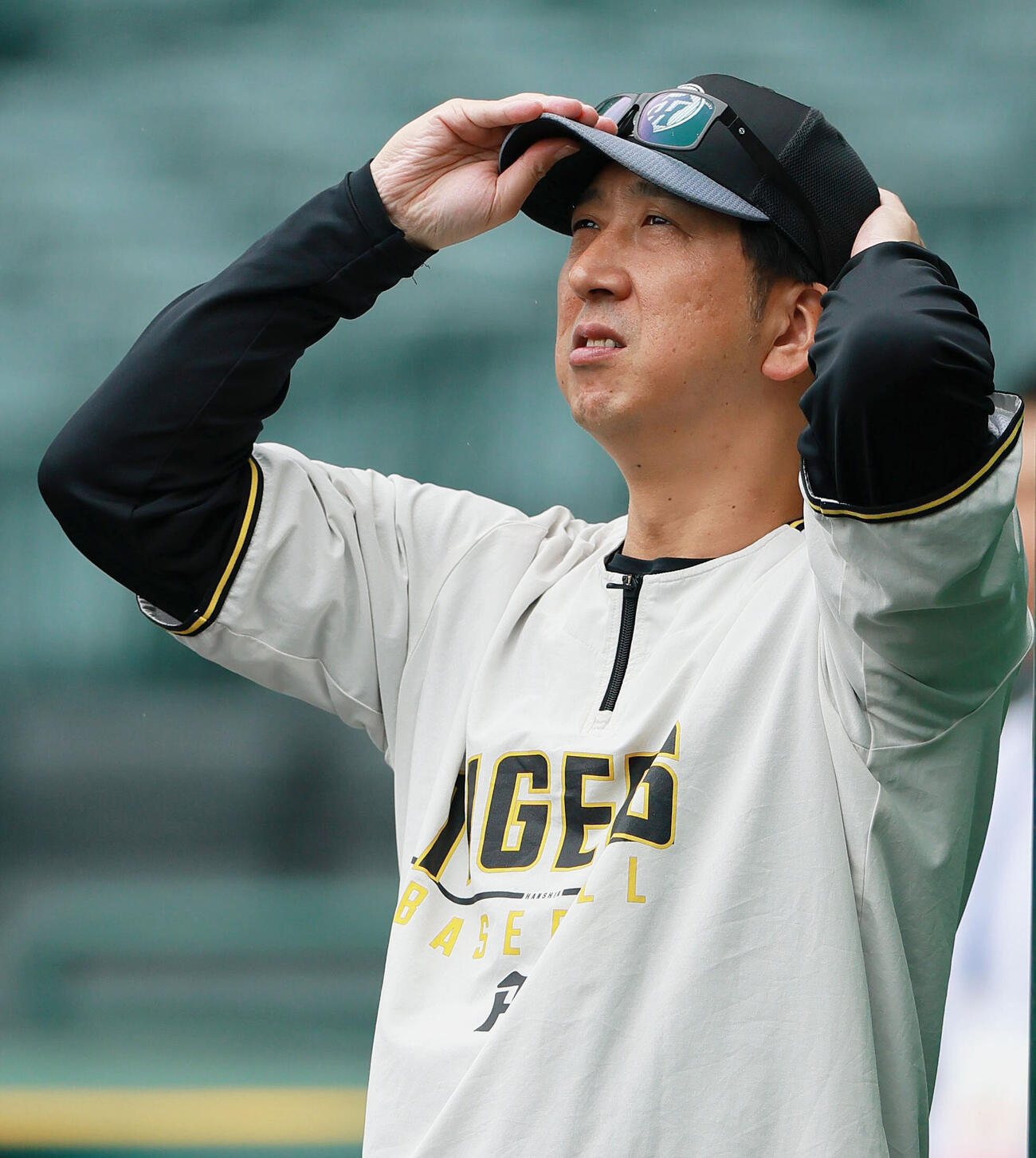 阪神対広島　試合前の練習中、空を見る阪神藤川球児監督（撮影・上山淳一）