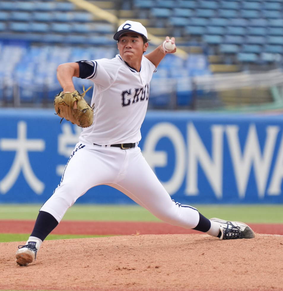 中大対青学大　中大2番手で登板した下重賢慎（撮影・小沢裕）　♯東京・神宮球場　東都大学野球秋季一部リーグ戦　